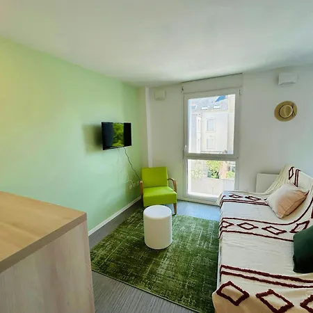 We Live In R - 303 Apartment
